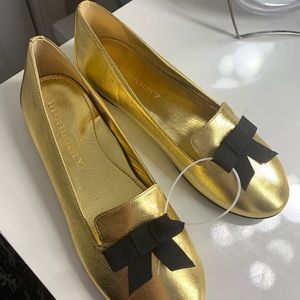 Burberry Kids gold shoes NWT